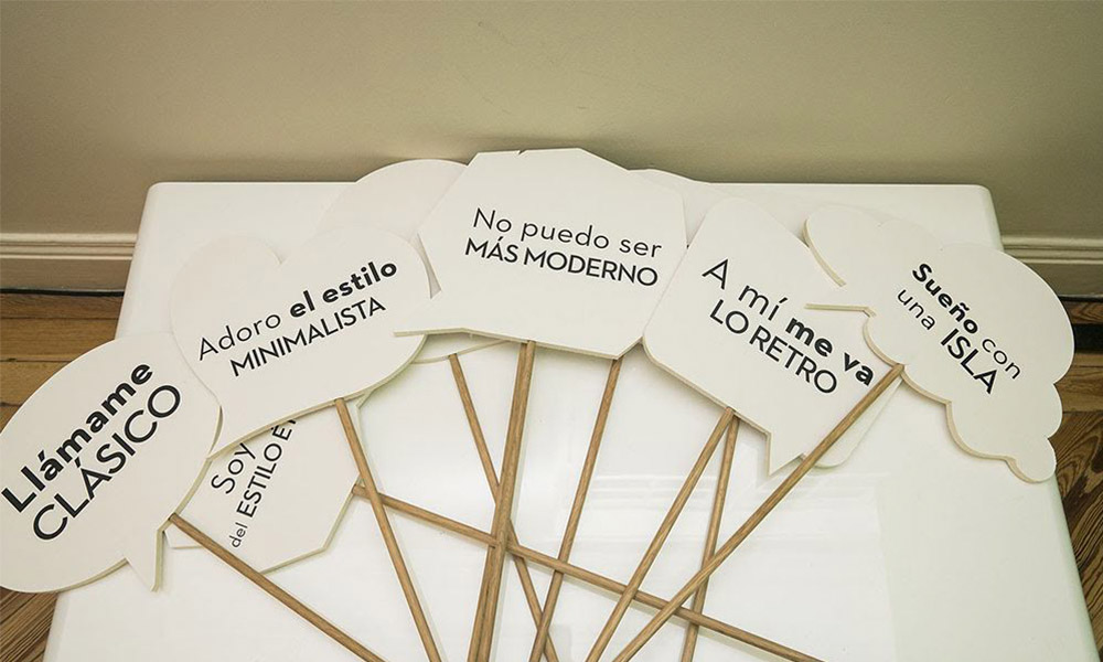 Un Photo Booth sin mensajes personalizados no puede faltar en ningún evento que se precie… detalles de boda originales y baratos