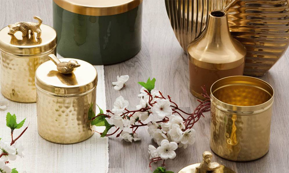 Las cajas doradas son una total tendencia en decoración. Aprovéchate de su elegancia y colócalas con el kit de supervivencia, por ejemplo, en el baño del evento. ¡Tus invitados te lo agradecerán! detalles de boda originales y baratos