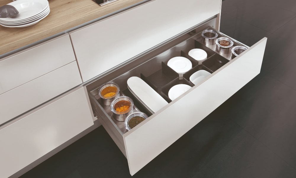 Un cajón extraíble facilita la organización feng shui cocina