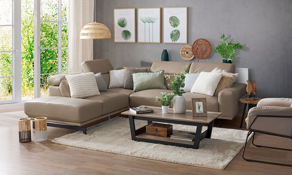 Un sofá decorado con cojines y otros textiles es un sofá vestido. En este caso, los cojines en tonos musgo, beige, y gris acompañan a la perfección al sofá LEMAN en su versión tierra decorar con cojines