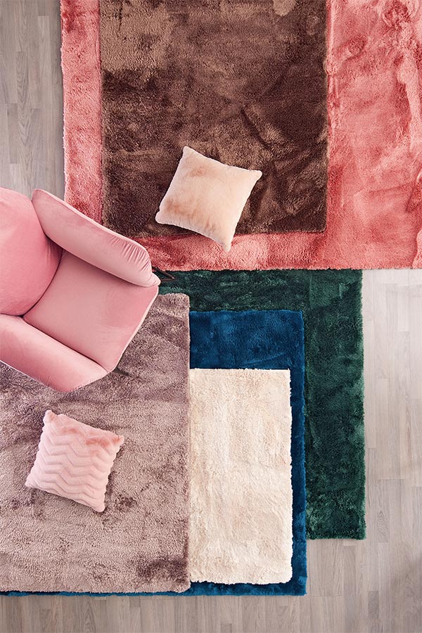 Las alfombras pueden ser muy útiles para separar ambientes y crear un halo acogedor al mismo tiempo salon dos ambientes