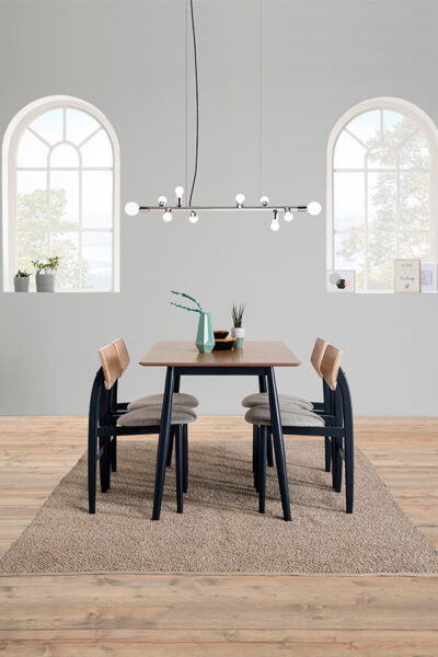 Crea un estilo elegante y práctico en tu salón diáfano con el conjunto de mesa y sillas ORBE. salon difano