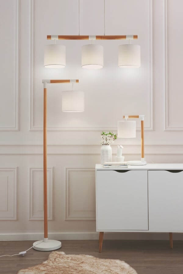 ambiente con decoración en blanco y madera natural a través de paredes con molduras blancas y mobiliario nórdico decoracion blanco y madera natural
