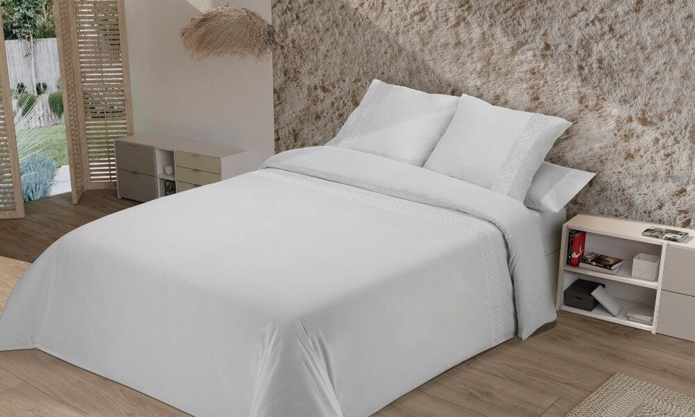 dormitorio con decoración de textiles en color blanco y suelo de madera decoracion blanco y madera natural