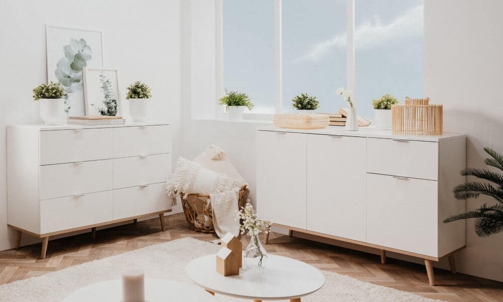 Usar el mismo tono en paredes y mobiliario voluminoso hace que se integren mejor. Colección de mueble auxiliar NORDIC decoracion blanco y madera natural