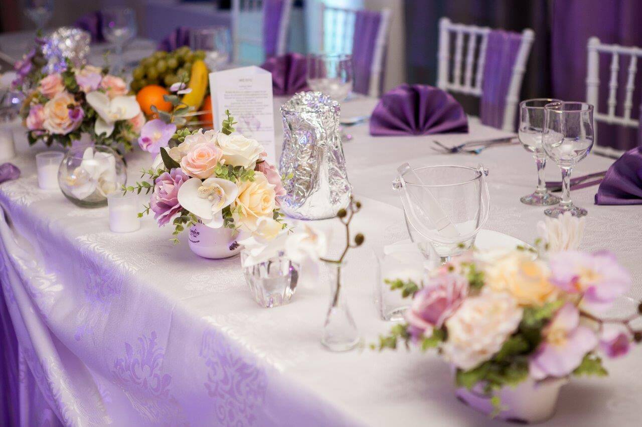 centros de mesa con flores y velas