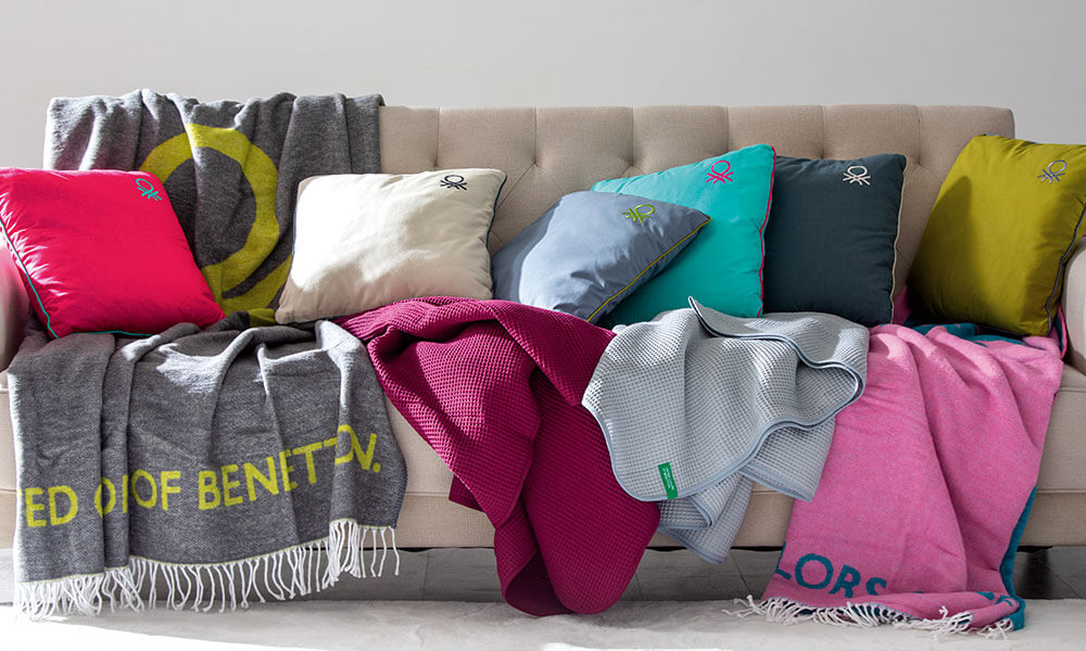 La elaboración de sus fundas nórdicas y cojines bicolor apuesta por usar materiales ecológicos. tejidos sostenibles